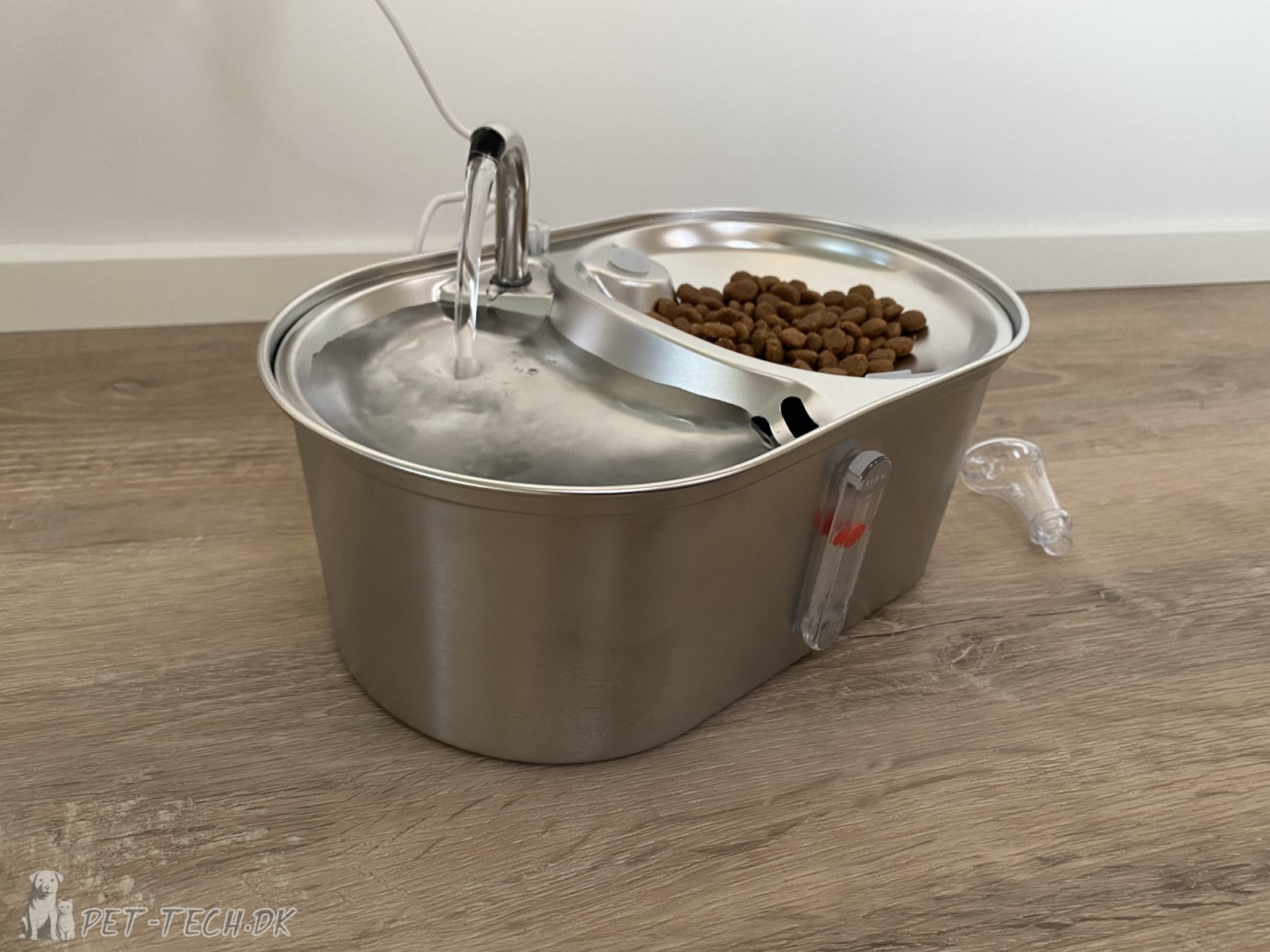 Drikkefontaene og foderstation til katte og mindre hunde