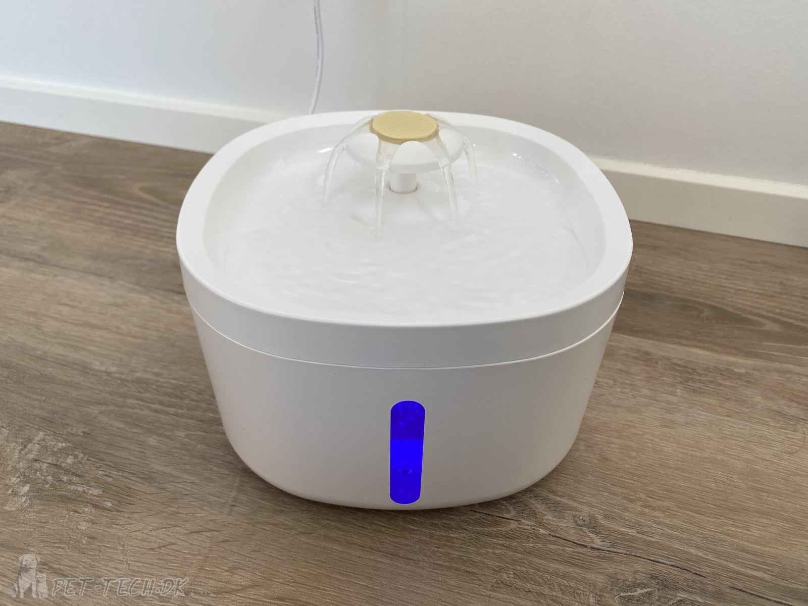 Drikkefontaene til katte og mindre hunde - hvid og gul