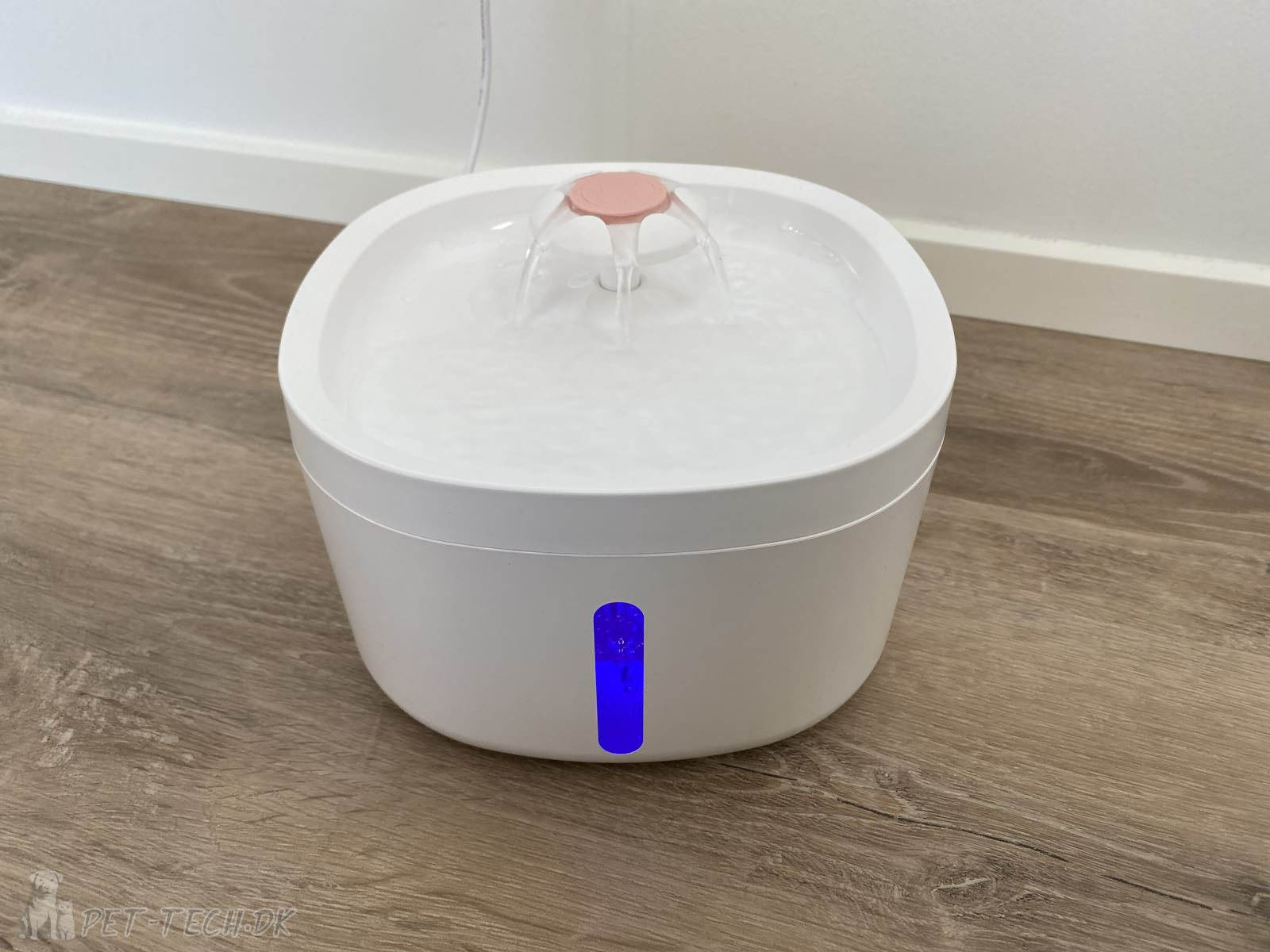 Drikkefontaene til katte og mindre hunde - hvid og pink