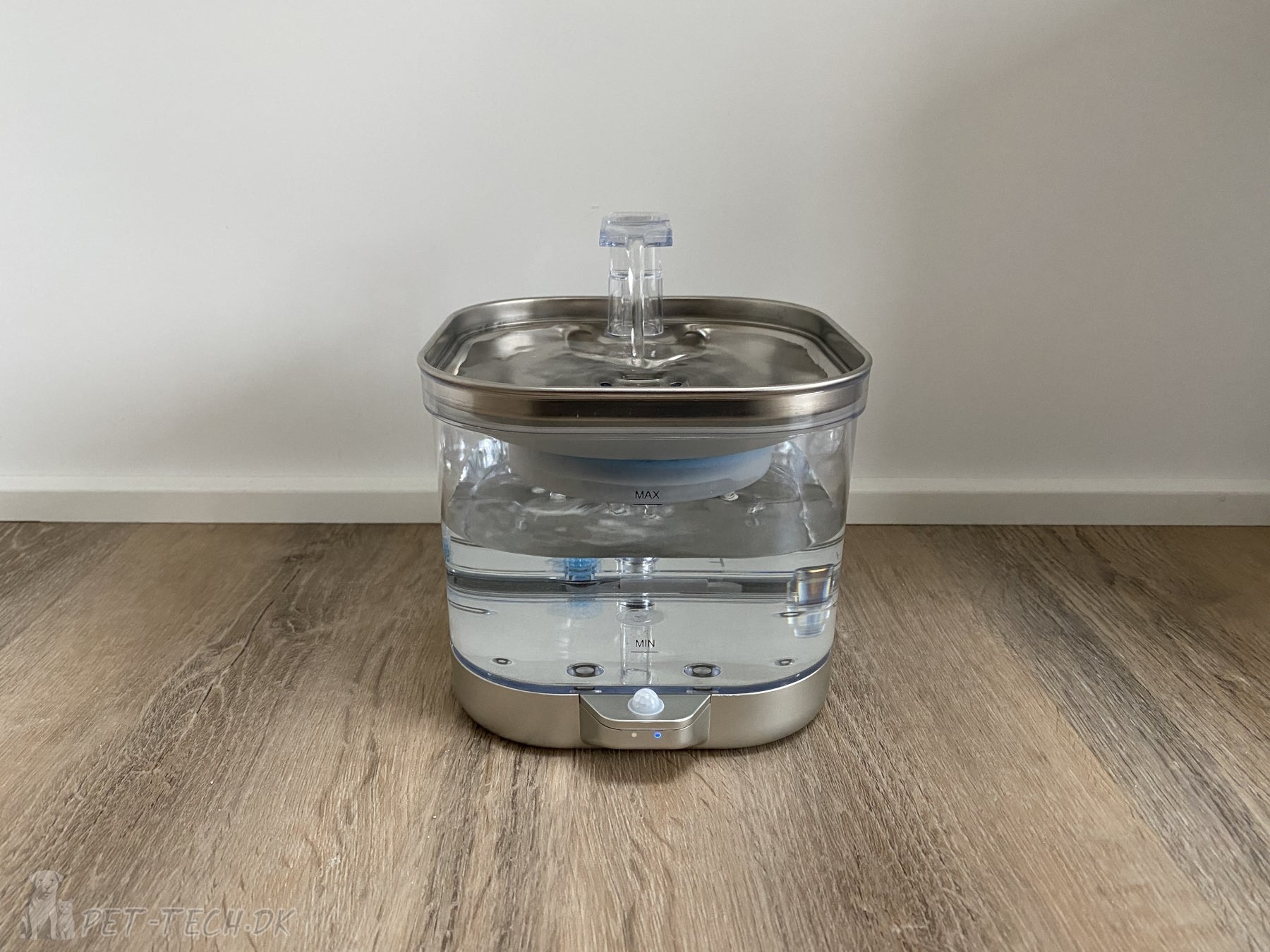 Drikkefontæne til katte og mindre hunde - lækkert design med batteri og PIR sensor