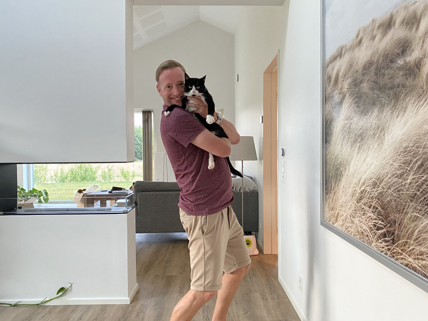 Kasper fra Pet Tech holder katten Susan