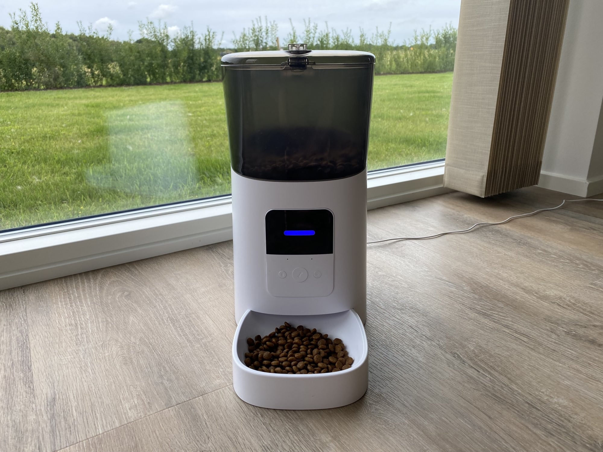 Foderautomat til katte og mindre hunde - set forfra
