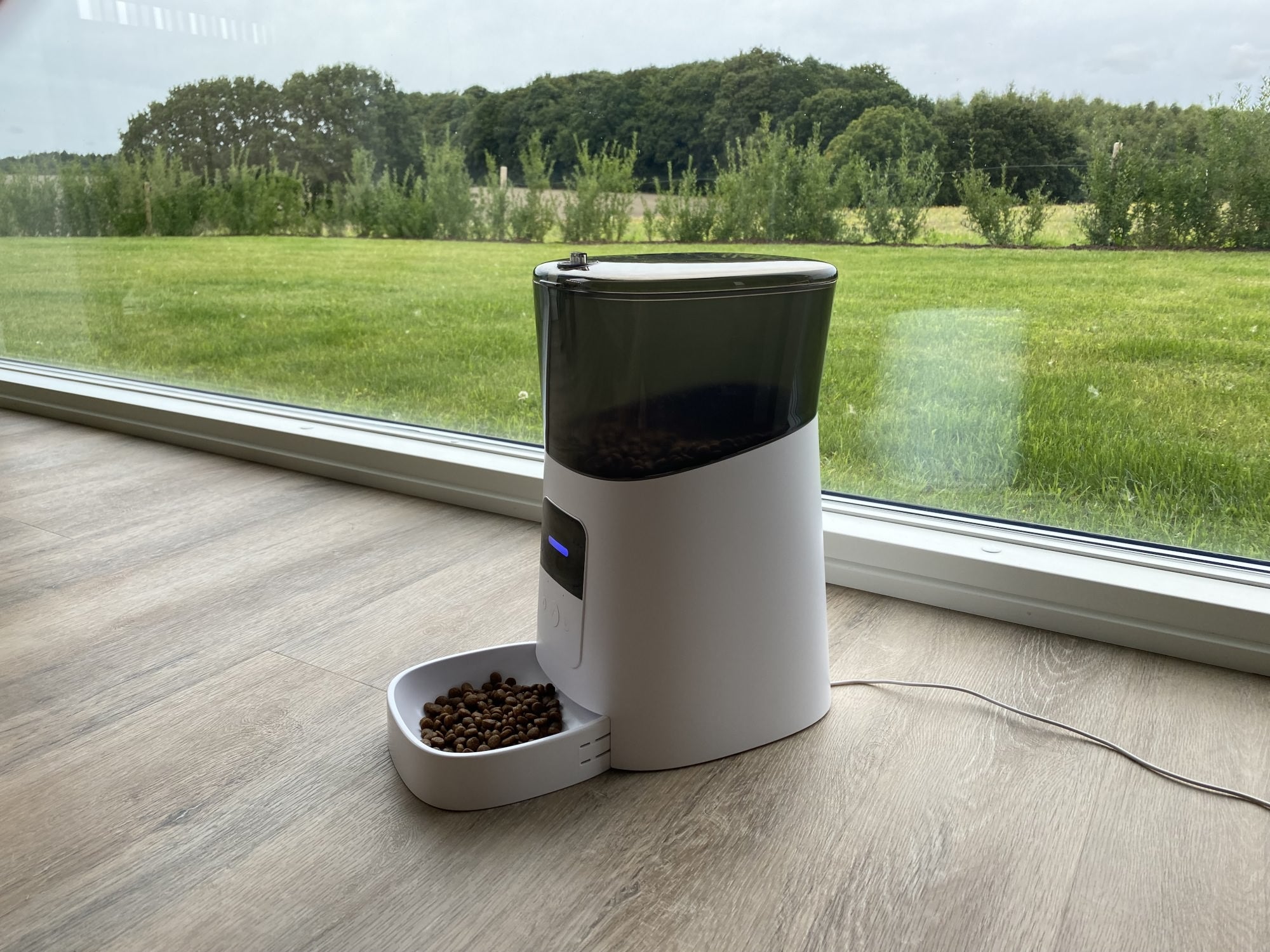 Foderautomat til katte og mindre hunde - set skråt fra siden