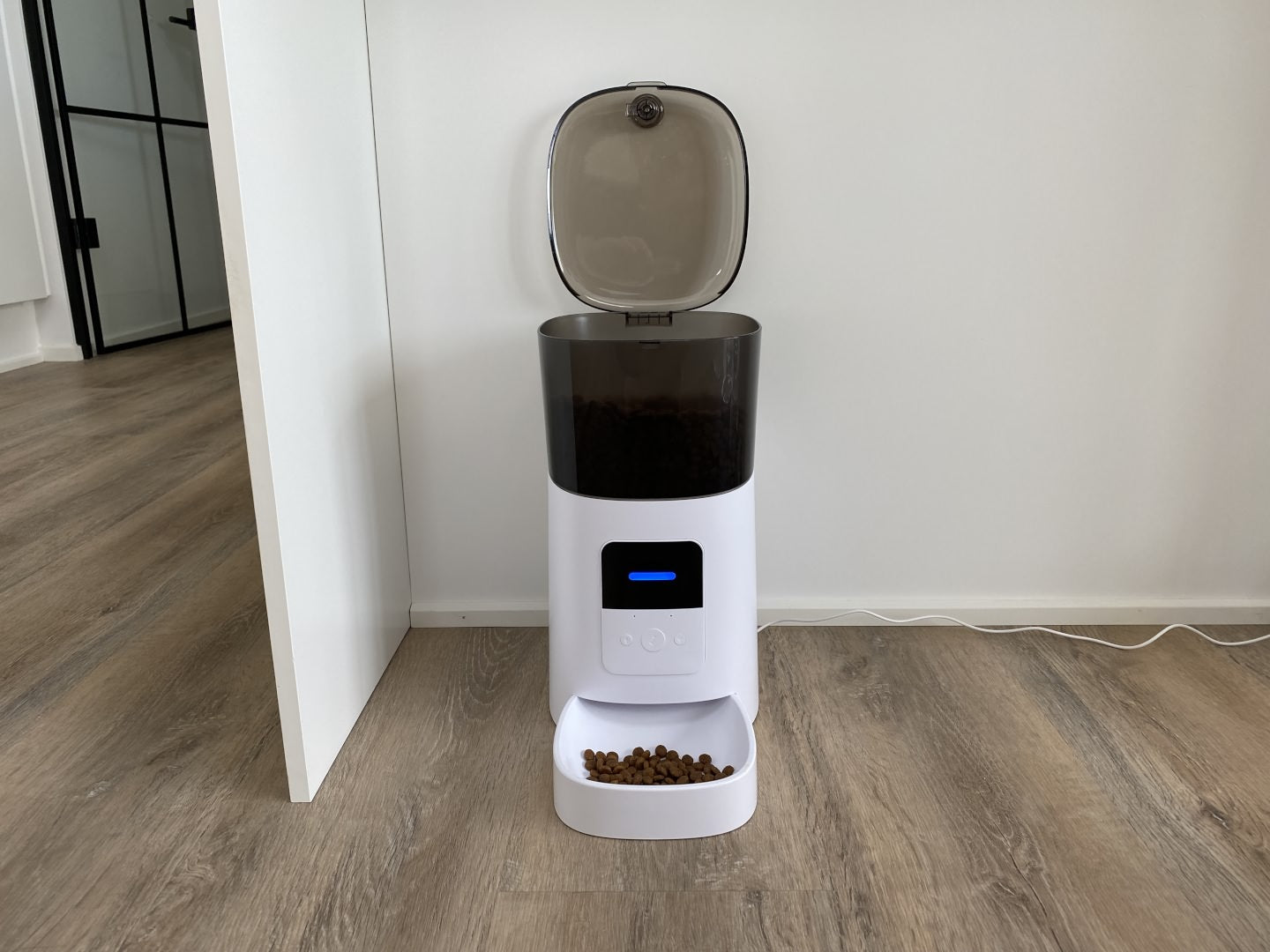 Foderautomat til katte og hunde med app styring og højtaler