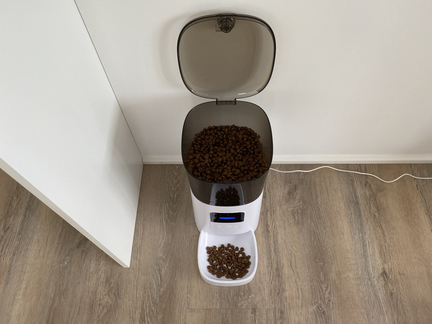 Foderautomat til katte og hunde med app styring og højtaler
