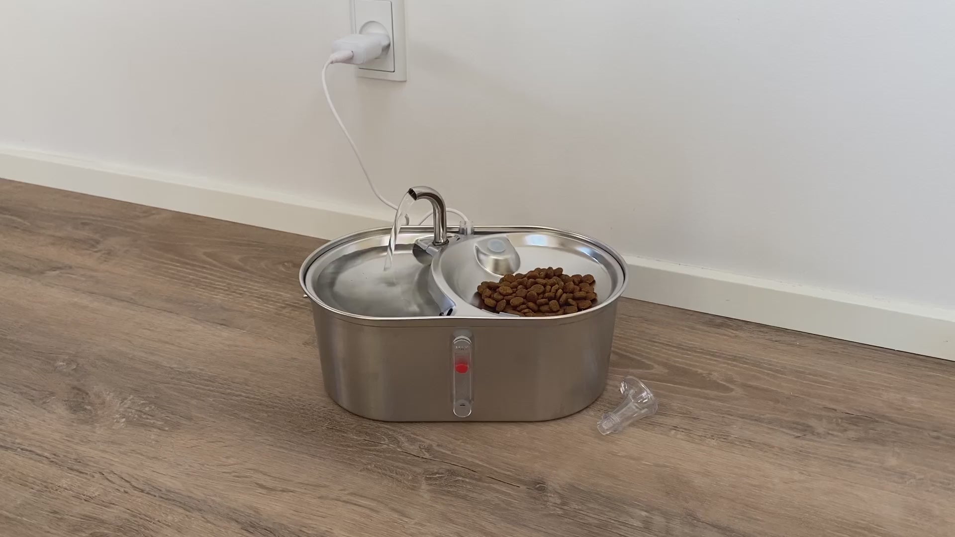 Video af drikkefontænen og foderstationen