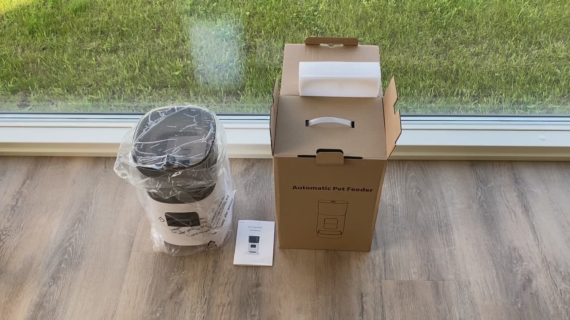 Luksus Foderautomat til Katte og Hunde med App - Indpakning og kasse