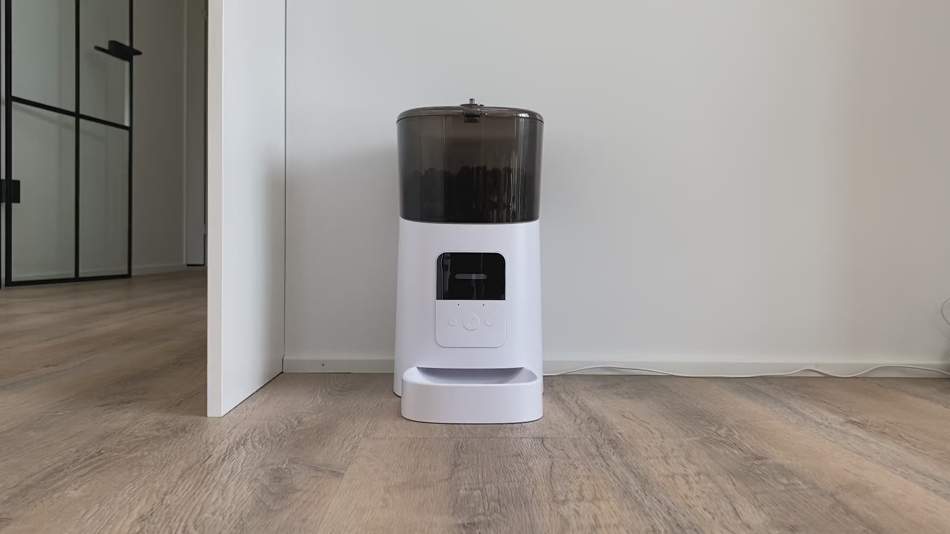 Foderautomaten kalder på katten Susan og siger, at der er mad